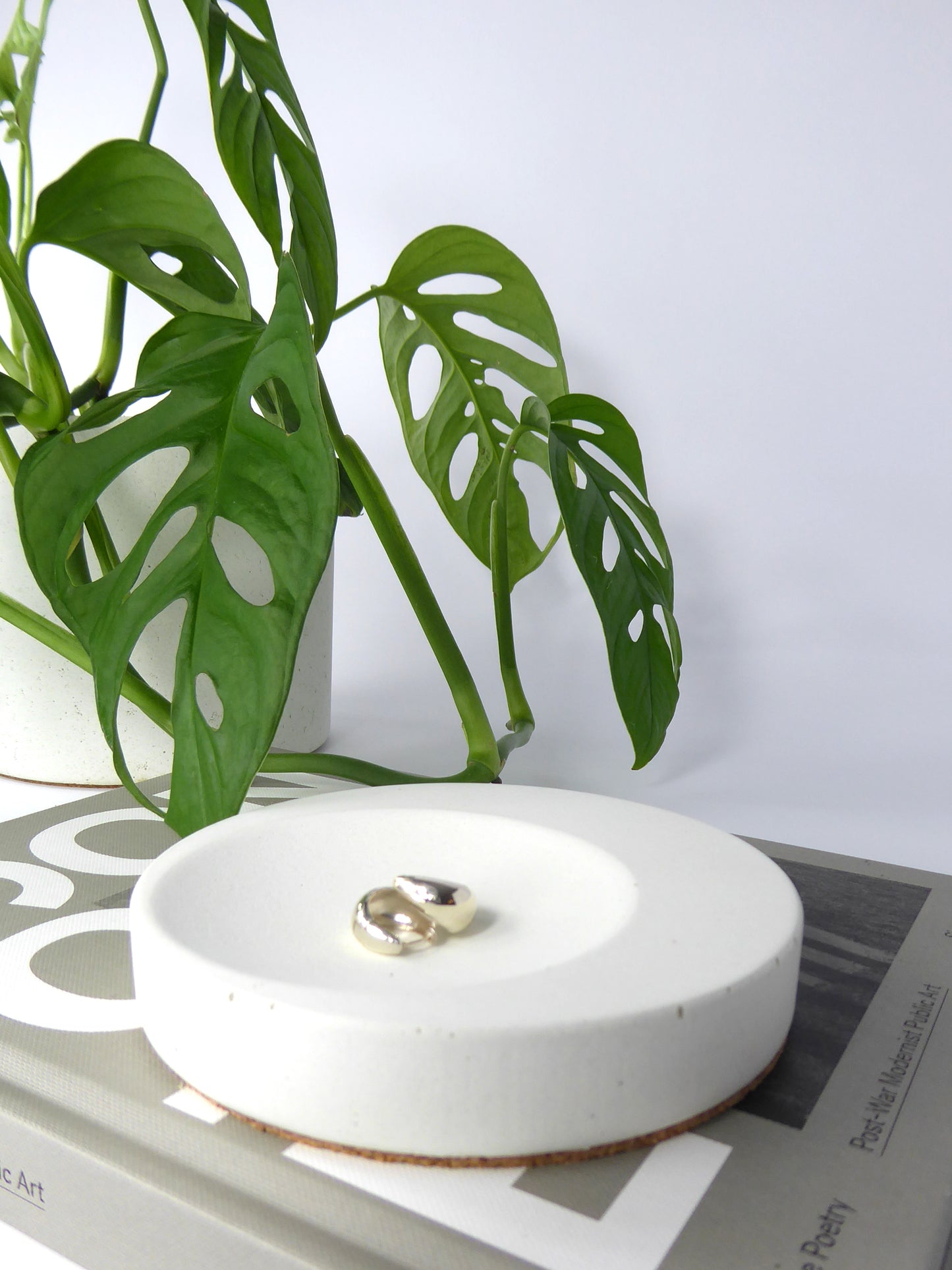 Round concrete display tray - natural grey or white